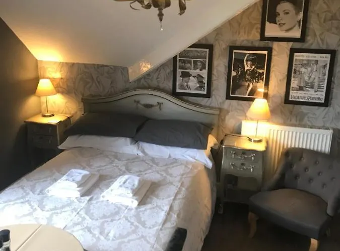 Anchorage House 3*
